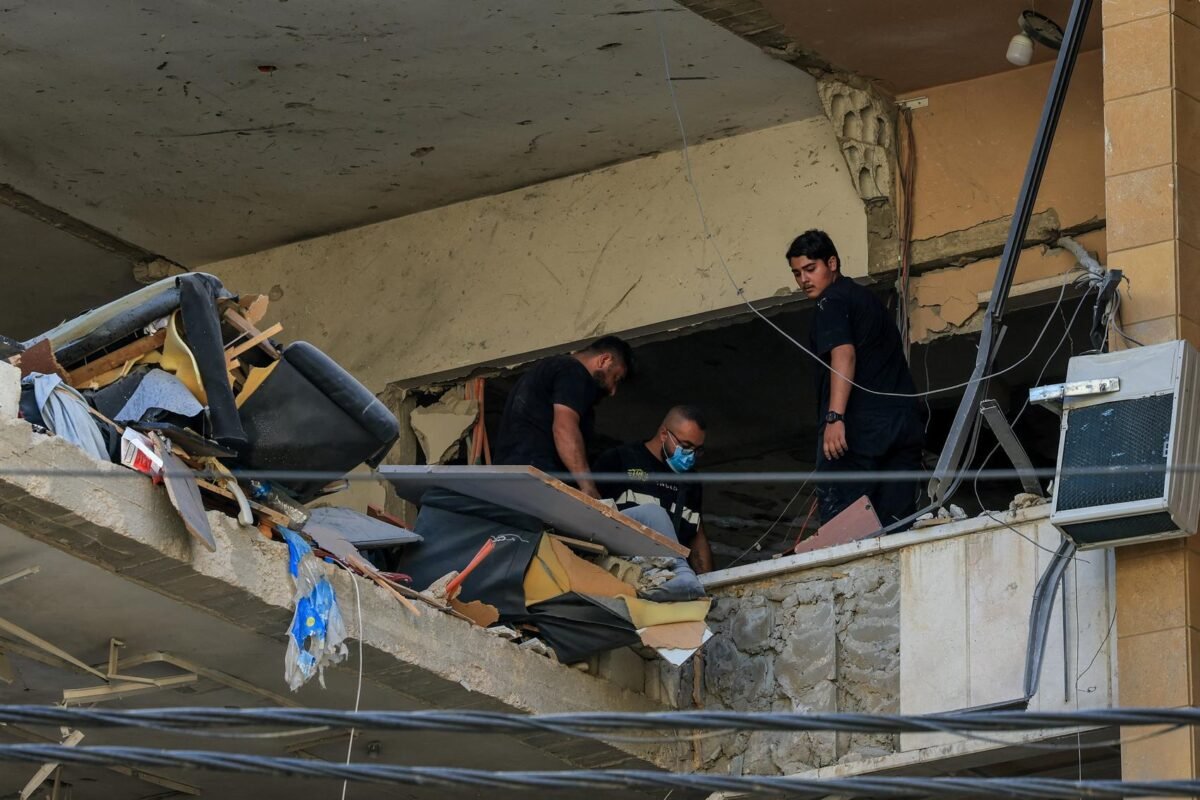 Timur Tengah kembali membara. Serangan udara Israel ke pinggiran Beirut memicu aksi balasan rudal balistik Iran secara langsung ke wilayah kedaulatan sekutu AS. Dok: REUTERS/Mohamed Azakir
