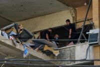 Timur Tengah kembali membara. Serangan udara Israel ke pinggiran Beirut memicu aksi balasan rudal balistik Iran secara langsung ke wilayah kedaulatan sekutu AS. Dok: REUTERS/Mohamed Azakir