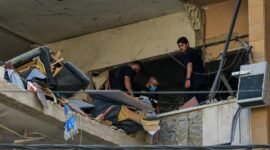 Timur Tengah kembali membara. Serangan udara Israel ke pinggiran Beirut memicu aksi balasan rudal balistik Iran secara langsung ke wilayah kedaulatan sekutu AS. Dok: REUTERS/Mohamed Azakir