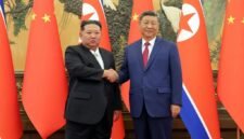Konsolidasi aliansi di Asia Timur. Presiden Tiongkok Xi Jinping memulai kunjungan kenegaraan ke Pyongyang guna mempererat kemitraan taktis di tengah kebuntuan negosiasi nuklir dengan AS. Dok: Istimewa.