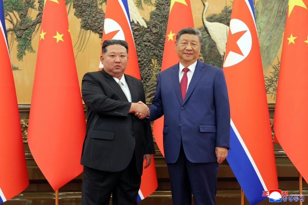 Konsolidasi aliansi di Asia Timur. Presiden Tiongkok Xi Jinping memulai kunjungan kenegaraan ke Pyongyang guna mempererat kemitraan taktis di tengah kebuntuan negosiasi nuklir dengan AS. Dok: Istimewa.