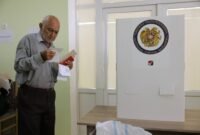 Ujian kedaulatan di Kaukasus. Rakyat Armenia memberikan suara dalam pemilu parlemen untuk menentukan arah masa depan geopolitik negara mereka antara Barat dan Rusia. Dok: AP Photo/Anthony Pizzoferrato)