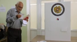 Ujian kedaulatan di Kaukasus. Rakyat Armenia memberikan suara dalam pemilu parlemen untuk menentukan arah masa depan geopolitik negara mereka antara Barat dan Rusia. Dok: AP Photo/Anthony Pizzoferrato)