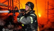 Saling balas serangan di hulu energi. Ukraina membombardir terminal minyak utama Rusia sementara Roman Abramovich terungkap menjadi utusan damai rahasia antara Kyiv dan Moskow. Dok: (Ukrainian Emergency Service via AP)