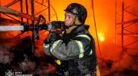 Saling balas serangan di hulu energi. Ukraina membombardir terminal minyak utama Rusia sementara Roman Abramovich terungkap menjadi utusan damai rahasia antara Kyiv dan Moskow. Dok: (Ukrainian Emergency Service via AP)