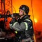 Saling balas serangan di hulu energi. Ukraina membombardir terminal minyak utama Rusia sementara Roman Abramovich terungkap menjadi utusan damai rahasia antara Kyiv dan Moskow. Dok: (Ukrainian Emergency Service via AP)