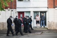 Ketegangan imigrasi di Irlandia Utara. Demonstran anti-imigran mengamuk dan membakar kendaraan di Belfast setelah polisi mendakwa seorang pria asal Sudan atas kasus penikaman brutal. Dok: REUTERS/Isabel Infantes