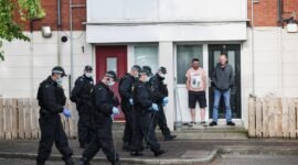 Ketegangan imigrasi di Irlandia Utara. Demonstran anti-imigran mengamuk dan membakar kendaraan di Belfast setelah polisi mendakwa seorang pria asal Sudan atas kasus penikaman brutal. Dok: REUTERS/Isabel Infantes