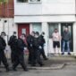 Ketegangan imigrasi di Irlandia Utara. Demonstran anti-imigran mengamuk dan membakar kendaraan di Belfast setelah polisi mendakwa seorang pria asal Sudan atas kasus penikaman brutal. Dok: REUTERS/Isabel Infantes