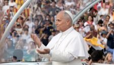 Dialog terbuka di Barcelona. Paus Leo XIV mendengarkan curahan hati anak muda mengenai depresi serta menyerukan perlindungan bagi korban kekerasan keluarga di Spanyol. Dok: (AP Photo/Bernat Armangue)