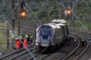 Tragedi transportasi di Inggris. Sembilan orang berada dalam kondisi kritis dan seorang masinis meninggal dunia pasca-tabrakan dua kereta penumpang di Inggris Tengah. Dok: (Jamie Lashmar/PA via AP)
