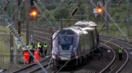 Tragedi transportasi di Inggris. Sembilan orang berada dalam kondisi kritis dan seorang masinis meninggal dunia pasca-tabrakan dua kereta penumpang di Inggris Tengah. Dok: (Jamie Lashmar/PA via AP)