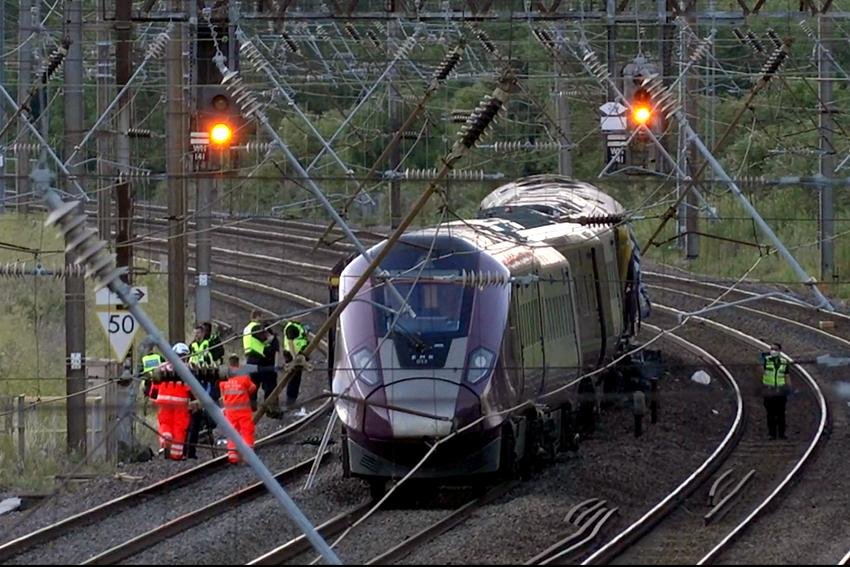 Tragedi transportasi di Inggris. Sembilan orang berada dalam kondisi kritis dan seorang masinis meninggal dunia pasca-tabrakan dua kereta penumpang di Inggris Tengah. Dok: (Jamie Lashmar/PA via AP)