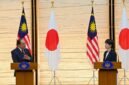 Mengamankan jalur energi regional. Perdana Menteri Jepang Sanae Takaichi dan PM Malaysia Anwar Ibrahim memperkuat kemitraan maritim serta jaminan pasokan LNG di tengah krisis Timur Tengah. (David Mareuil/Pool Photo via AP)