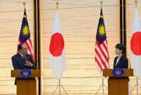 Mengamankan jalur energi regional. Perdana Menteri Jepang Sanae Takaichi dan PM Malaysia Anwar Ibrahim memperkuat kemitraan maritim serta jaminan pasokan LNG di tengah krisis Timur Tengah. (David Mareuil/Pool Photo via AP)
