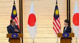 Mengamankan jalur energi regional. Perdana Menteri Jepang Sanae Takaichi dan PM Malaysia Anwar Ibrahim memperkuat kemitraan maritim serta jaminan pasokan LNG di tengah krisis Timur Tengah. (David Mareuil/Pool Photo via AP)