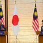 Mengamankan jalur energi regional. Perdana Menteri Jepang Sanae Takaichi dan PM Malaysia Anwar Ibrahim memperkuat kemitraan maritim serta jaminan pasokan LNG di tengah krisis Timur Tengah. (David Mareuil/Pool Photo via AP)
