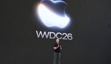 Era baru kecerdasan buatan Apple. Apple meluncurkan asisten Siri bertenaga AI yang berkolaborasi dengan Google Gemini di tengah masa transisi kepemimpinan John Ternus. Dok: (AP Photo/Noah Berger)