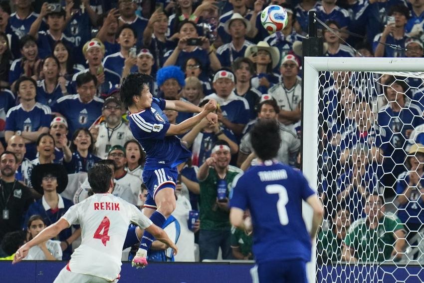Dominasi mutlak Samurai Blue. Jepang mencetak sejarah baru setelah menggilas Tunisia empat-nol, membuka peluang lebar menuju babak gugur Piala Dunia. Dok: (AP Photo/Matias Delacroix)