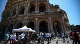 Bara musim panas di Eropa. Gelombang panas ekstrem memaksa Perancis membatasi alkohol di ruang publik dan Spanyol menutup area fan zone Piala Dunia. Dok: REUTERS/Guglielmo Mangiapane