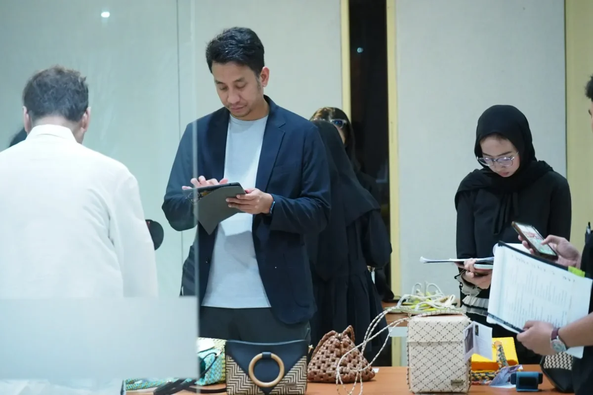 Ketua Dewan Juri GDI 2026, Prananda L. Malasan (jaket biru gelap) dalam tahap penjurian akhir GDI 2026 pada Kamis, (2/7) di Jakarta. (Posnews/Kemendag)
