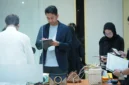 Ketua Dewan Juri GDI 2026, Prananda L. Malasan (jaket biru gelap) dalam tahap penjurian akhir GDI 2026 pada Kamis, (2/7) di Jakarta. (Posnews/Kemendag)
