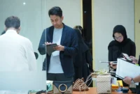 Ketua Dewan Juri GDI 2026, Prananda L. Malasan (jaket biru gelap) dalam tahap penjurian akhir GDI 2026 pada Kamis, (2/7) di Jakarta. (Posnews/Kemendag)
