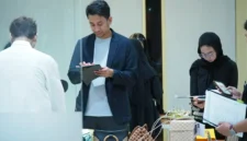 Ketua Dewan Juri GDI 2026, Prananda L. Malasan (jaket biru gelap) dalam tahap penjurian akhir GDI 2026 pada Kamis, (2/7) di Jakarta. (Posnews/Kemendag)
