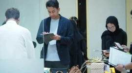 Ketua Dewan Juri GDI 2026, Prananda L. Malasan (jaket biru gelap) dalam tahap penjurian akhir GDI 2026 pada Kamis, (2/7) di Jakarta. (Posnews/Kemendag)
