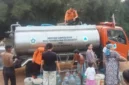 Petugas BPBD Kabupaten Bogor menyalurkan bantuan air bersih kepada warga yang terdampak kekeringan di sejumlah desa. (Posnews/BPBD Kabupaten Bogor)