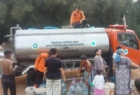 Petugas BPBD Kabupaten Bogor menyalurkan bantuan air bersih kepada warga yang terdampak kekeringan di sejumlah desa. (Posnews/BPBD Kabupaten Bogor)