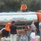 Petugas BPBD Kabupaten Bogor menyalurkan bantuan air bersih kepada warga yang terdampak kekeringan di sejumlah desa. (Posnews/BPBD Kabupaten Bogor)