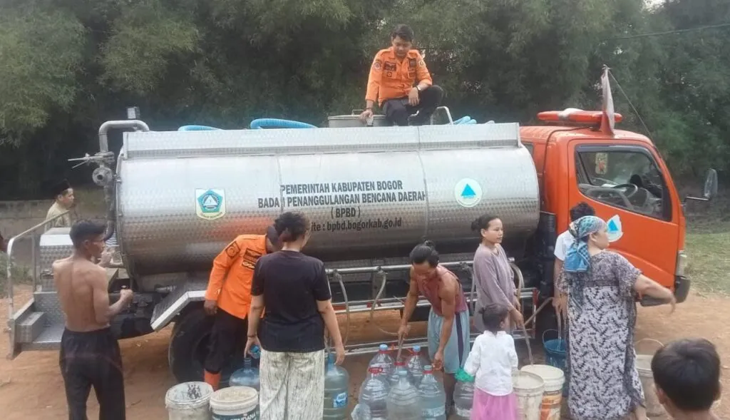Petugas BPBD Kabupaten Bogor menyalurkan bantuan air bersih kepada warga yang terdampak kekeringan di sejumlah desa. (Posnews/BPBD Kabupaten Bogor)