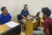 Polisi mengamankan pemuda berinisial IK yang diduga meneror dua warung menggunakan golok di Kecamatan Citeureup, Kabupaten Bogor. (Posnews/Polsek Citeureup)