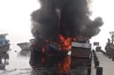 Tiga kapal nelayan terbakar di Dermaga Kaliadem, Muara Angke, Jakarta Utara, dengan kepulan asap tebal membumbung ke udara. (Posnews/Istimewa)
