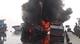 Tiga kapal nelayan terbakar di Dermaga Kaliadem, Muara Angke, Jakarta Utara, dengan kepulan asap tebal membumbung ke udara. (Posnews/Istimewa)