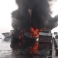 Tiga kapal nelayan terbakar di Dermaga Kaliadem, Muara Angke, Jakarta Utara, dengan kepulan asap tebal membumbung ke udara. (Posnews/Istimewa)