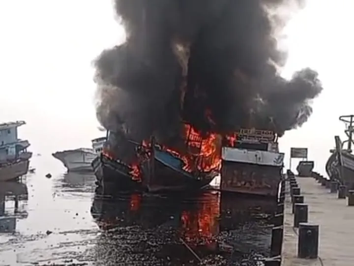 Tiga kapal nelayan terbakar di Dermaga Kaliadem, Muara Angke, Jakarta Utara, dengan kepulan asap tebal membumbung ke udara. (Posnews/Istimewa)