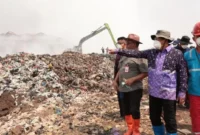 Helikopter water bombing milik BNPB melakukan pemadaman kebakaran di TPA Jatiwaringin, Kabupaten Tangerang, yang telah menghanguskan sekitar 15 hektare area pembuangan sampah. (Posnews/BNPB)