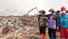 Helikopter water bombing milik BNPB melakukan pemadaman kebakaran di TPA Jatiwaringin, Kabupaten Tangerang, yang telah menghanguskan sekitar 15 hektare area pembuangan sampah. (Posnews/BNPB)