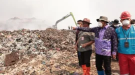 Helikopter water bombing milik BNPB melakukan pemadaman kebakaran di TPA Jatiwaringin, Kabupaten Tangerang, yang telah menghanguskan sekitar 15 hektare area pembuangan sampah. (Posnews/BNPB)