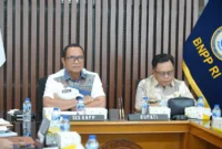 Sekretaris BNPP RI Makhruzi Rahman membahas percepatan pembangunan kawasan perbatasan Kepulauan Meranti, Riau. (Posnews/BNPP)