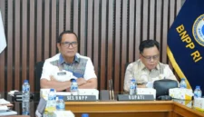 Sekretaris BNPP RI Makhruzi Rahman membahas percepatan pembangunan kawasan perbatasan Kepulauan Meranti, Riau. (Posnews/BNPP)