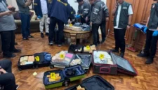 Barang bukti emas batangan seberat 74 kilogram yang disita dalam penyidikan dugaan korupsi yang menjerat mantan Jampidsus Febrie Adriansyah. (Posnews/PMJ)