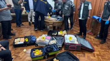 Barang bukti emas batangan seberat 74 kilogram yang disita dalam penyidikan dugaan korupsi yang menjerat mantan Jampidsus Febrie Adriansyah. (Posnews/PMJ)