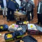 Barang bukti emas batangan seberat 74 kilogram yang disita dalam penyidikan dugaan korupsi yang menjerat mantan Jampidsus Febrie Adriansyah. (Posnews/PMJ)
