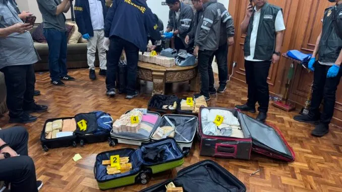 Barang bukti emas batangan seberat 74 kilogram yang disita dalam penyidikan dugaan korupsi yang menjerat mantan Jampidsus Febrie Adriansyah. (Posnews/PMJ)
