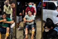 Petugas Bareskrim Polri mengawal tiga tersangka sindikat narkoba, termasuk bandar Bio, usai ditangkap di Samarinda terkait dugaan pembunuhan tiga anggota Satresnarkoba Polres Katingan. (Posnews/Bareskrim Polri)
