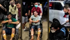 Petugas Bareskrim Polri mengawal tiga tersangka sindikat narkoba, termasuk bandar Bio, usai ditangkap di Samarinda terkait dugaan pembunuhan tiga anggota Satresnarkoba Polres Katingan. (Posnews/Bareskrim Polri)