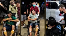 Petugas Bareskrim Polri mengawal tiga tersangka sindikat narkoba, termasuk bandar Bio, usai ditangkap di Samarinda terkait dugaan pembunuhan tiga anggota Satresnarkoba Polres Katingan. (Posnews/Bareskrim Polri)